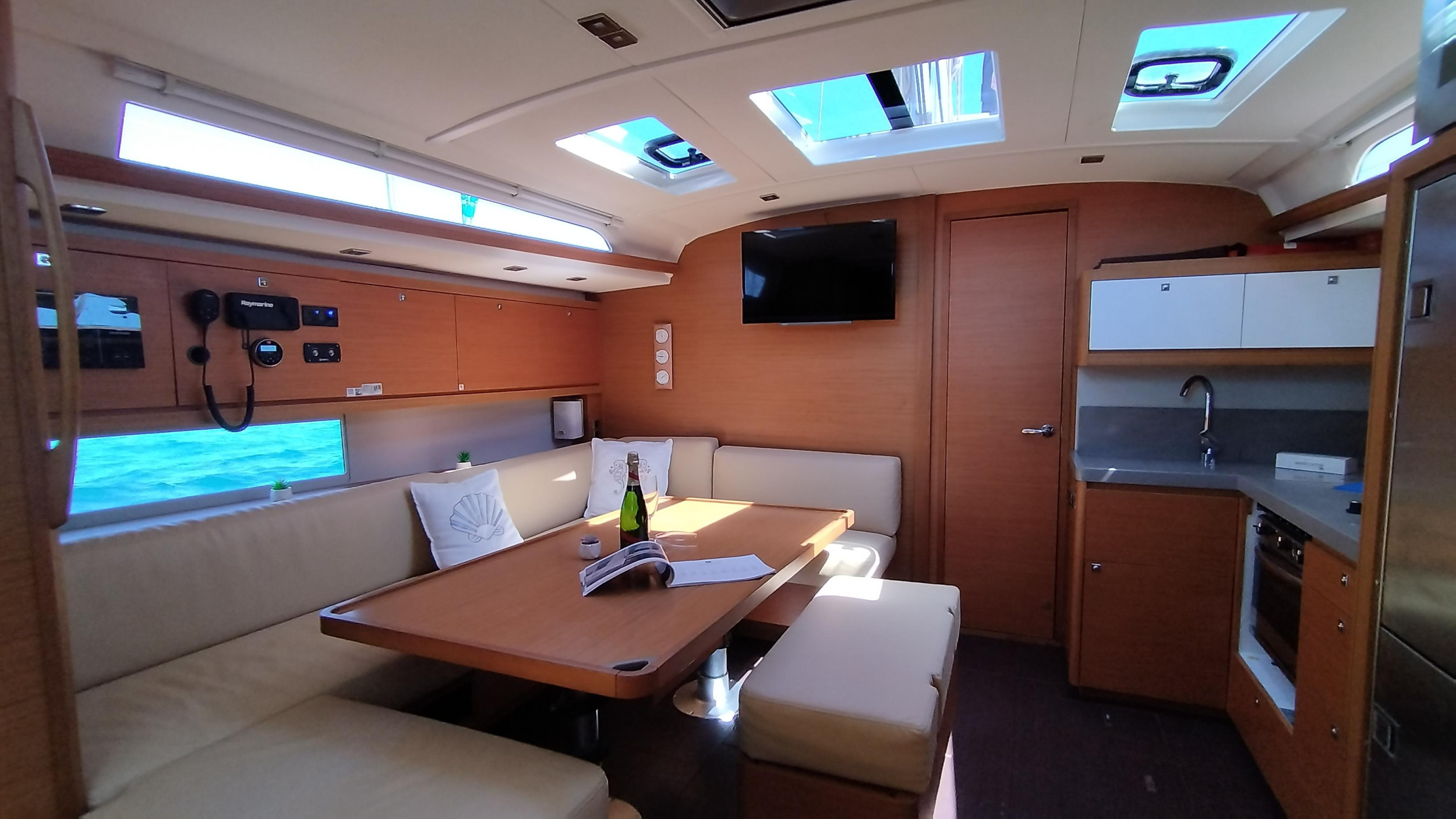 Dufour 470 - 5 + 1 cab. — photo 7