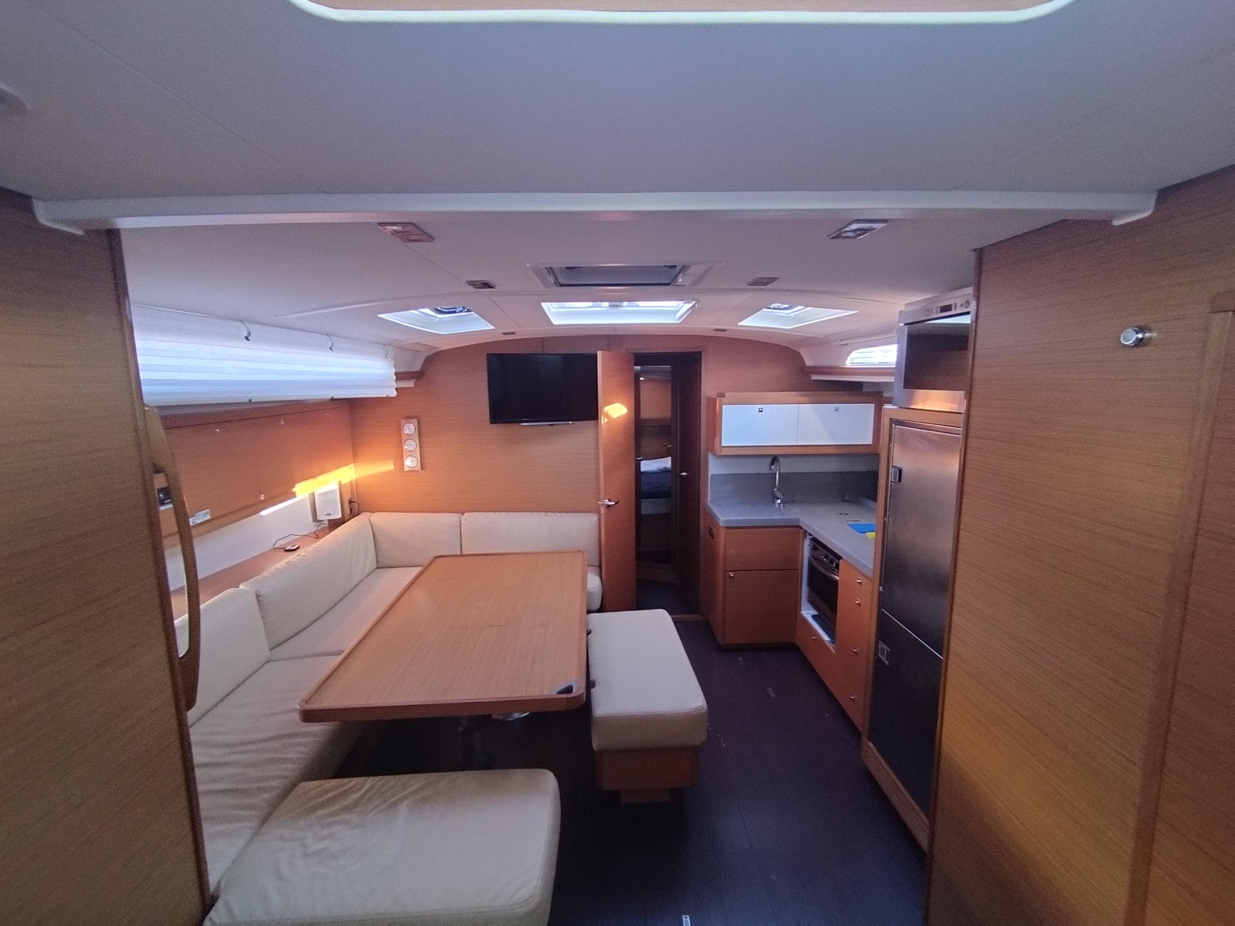 Dufour 470 - 5 + 1 cab. — photo 12