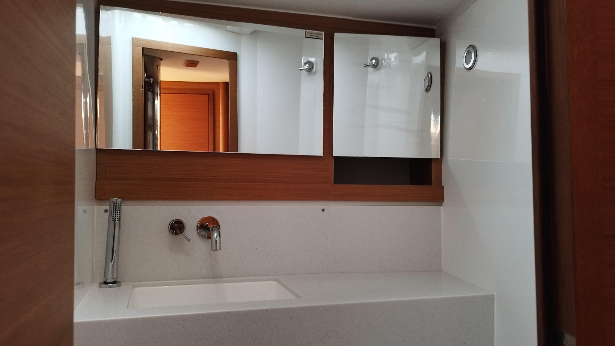 Dufour 470 - 5 + 1 cab. — photo 18