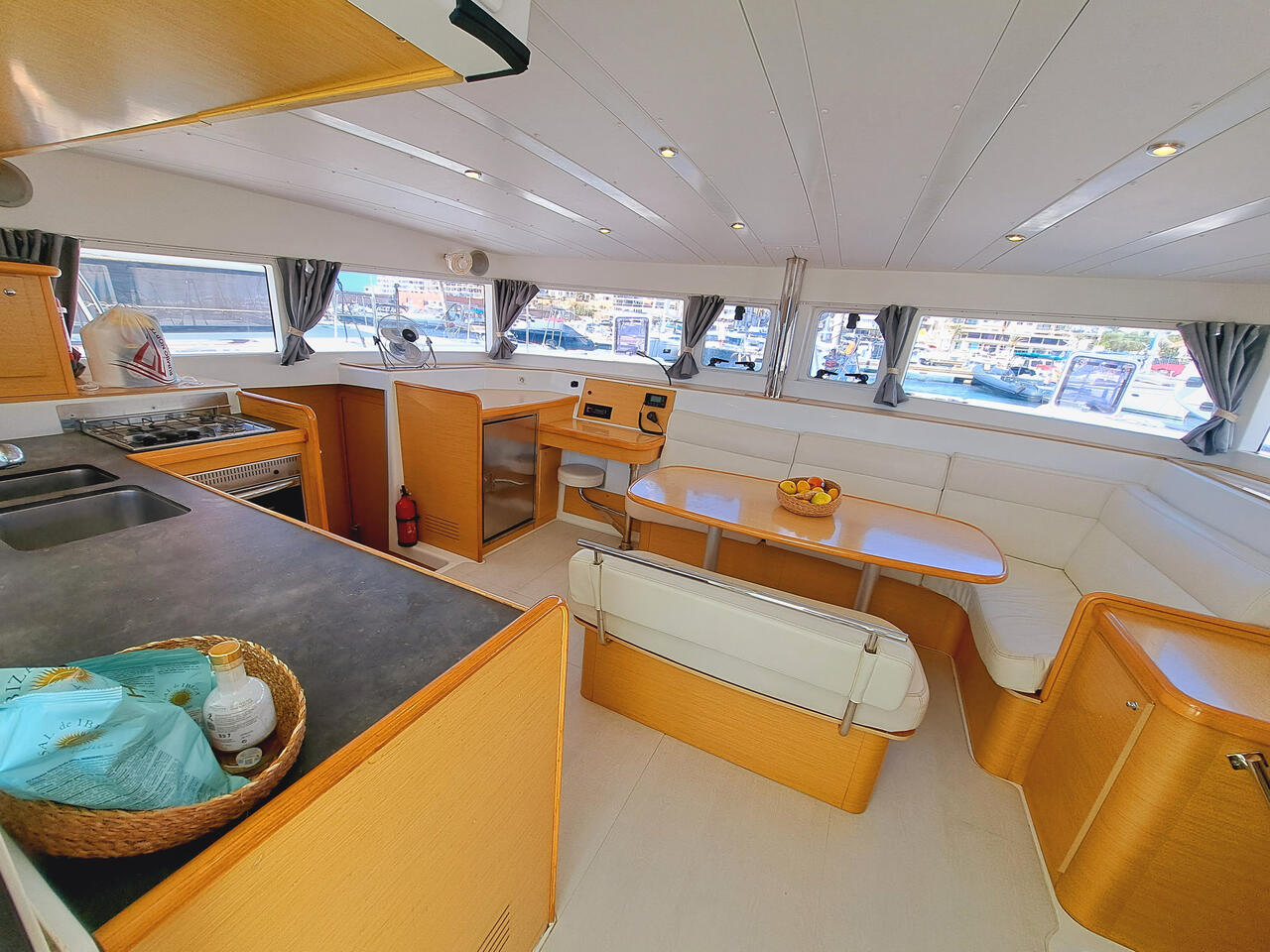 Lagoon 421 - 4 + 2 cab. — photo 9