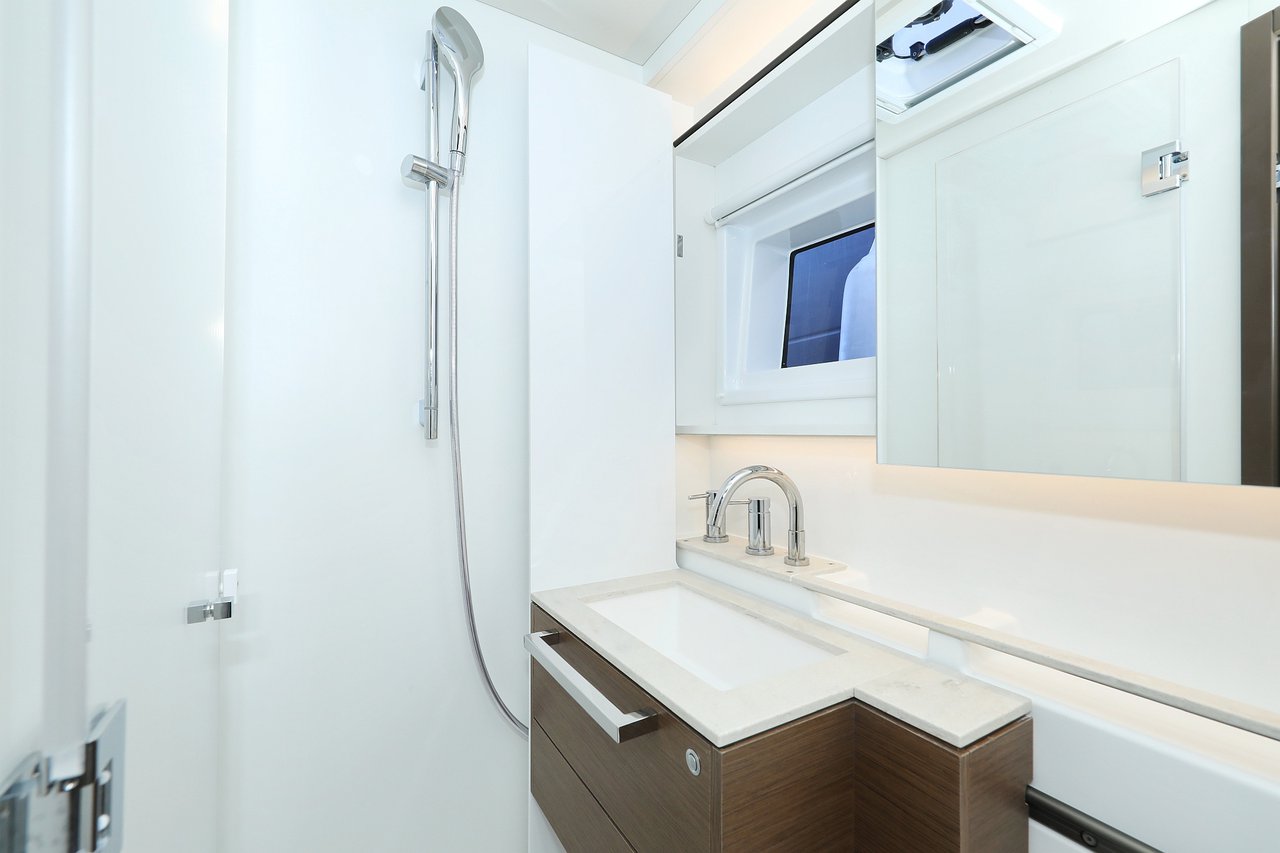 Lagoon 50 - 6 + 1 cab. — photo 40