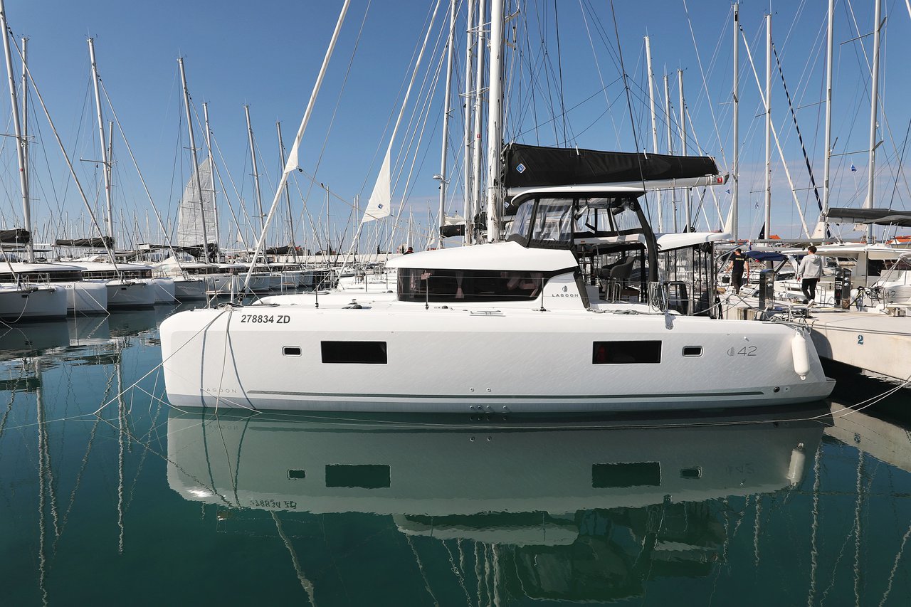 Lagoon 42 - 4 + 2 cab. — photo 1