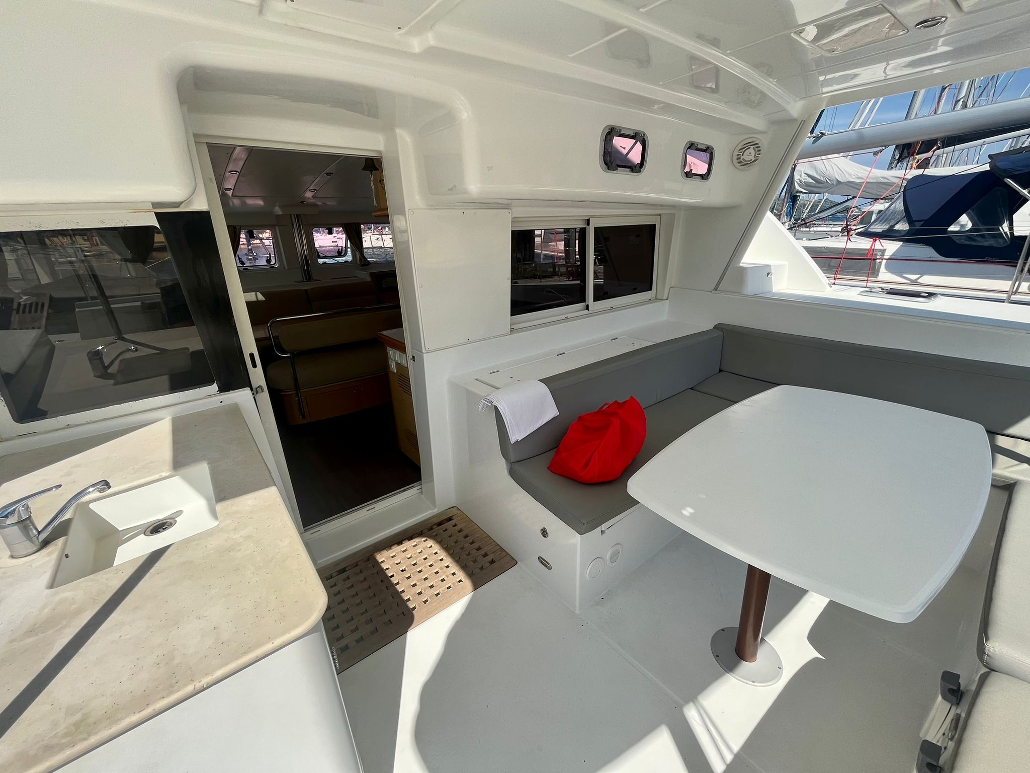 Lagoon 440 - 4 + 1 cab. — photo 3