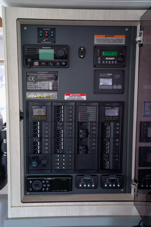 Leopard 45 - 3 + 1 cab. — photo 33
