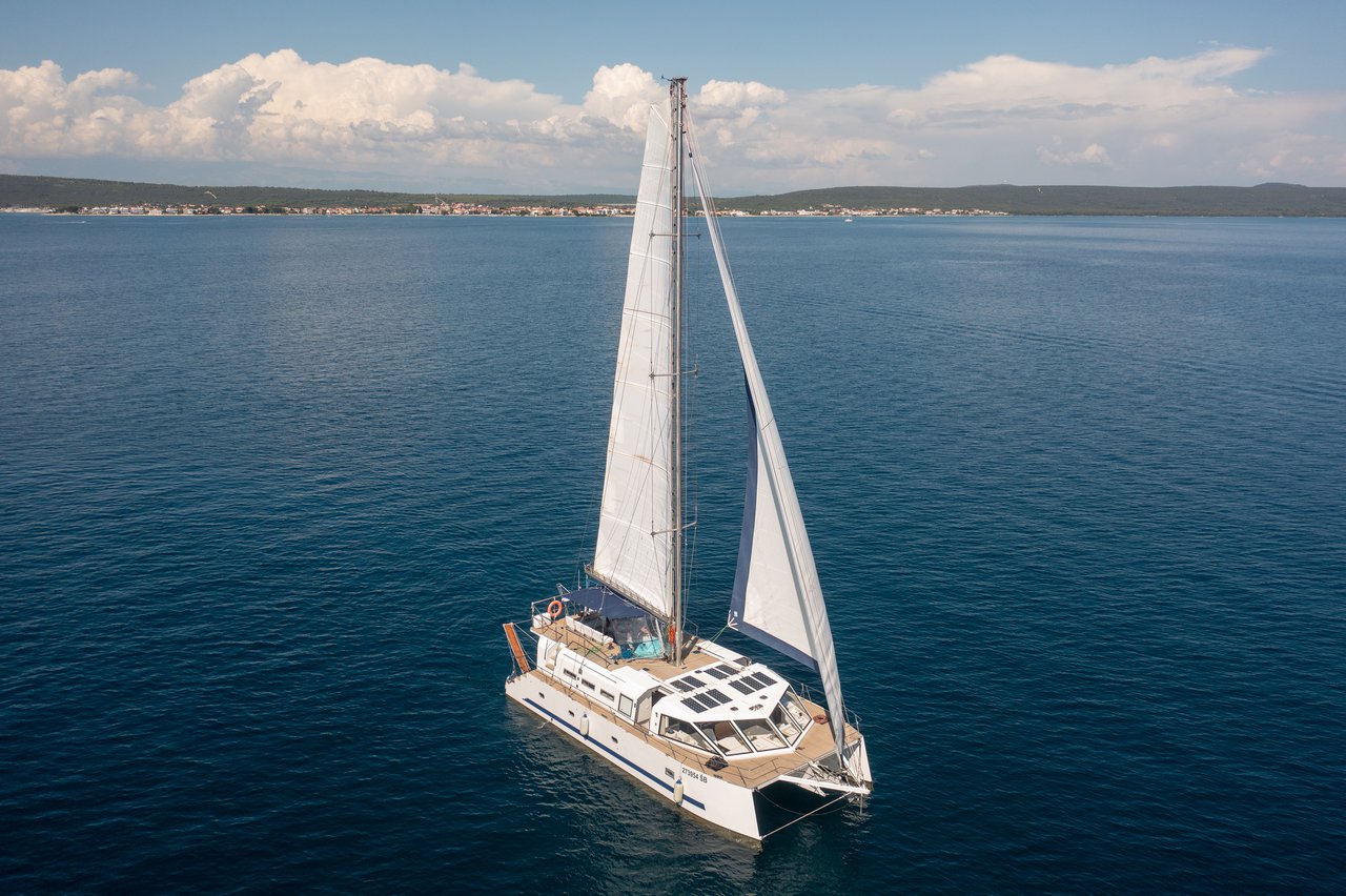 Upwind 50 Eco - 4 + 1 cab. — photo 1