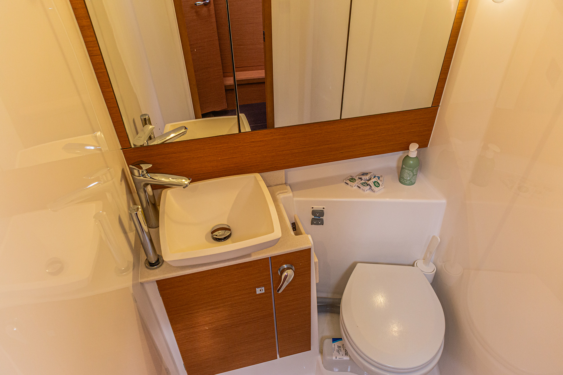 Dufour 430 - 3 cab. — photo 10