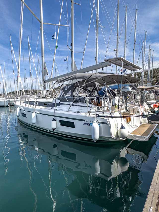 Bavaria C42 — photo 3