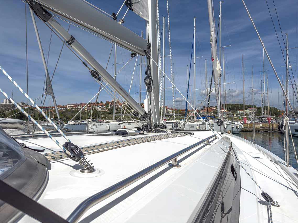 Bavaria C42 — photo 4