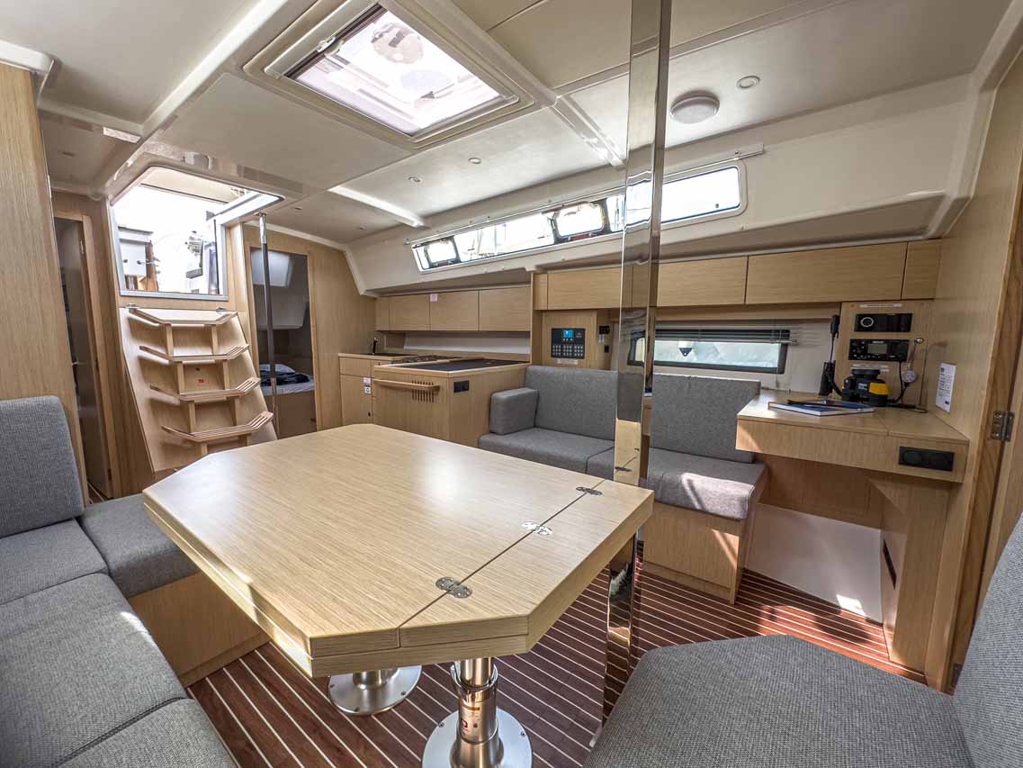 Bavaria C42 — photo 12