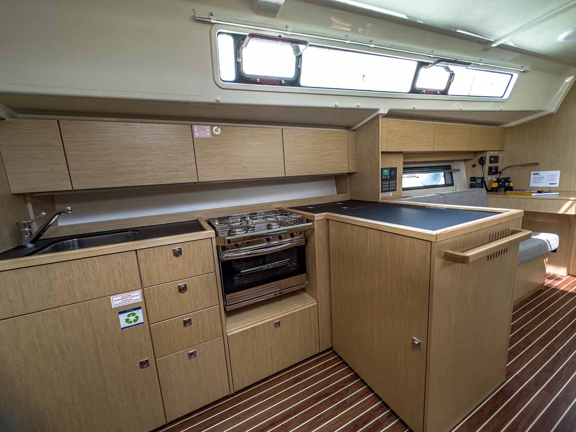 Bavaria C42 — photo 14