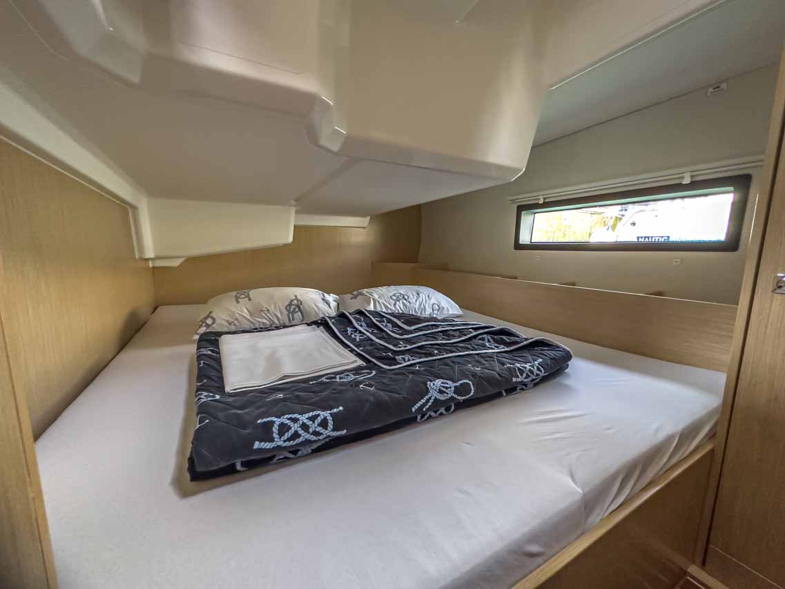 Bavaria C42 — photo 17