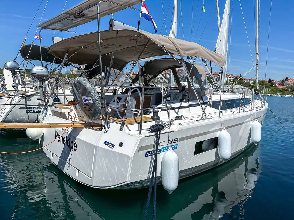 Bavaria C38 — photo 4