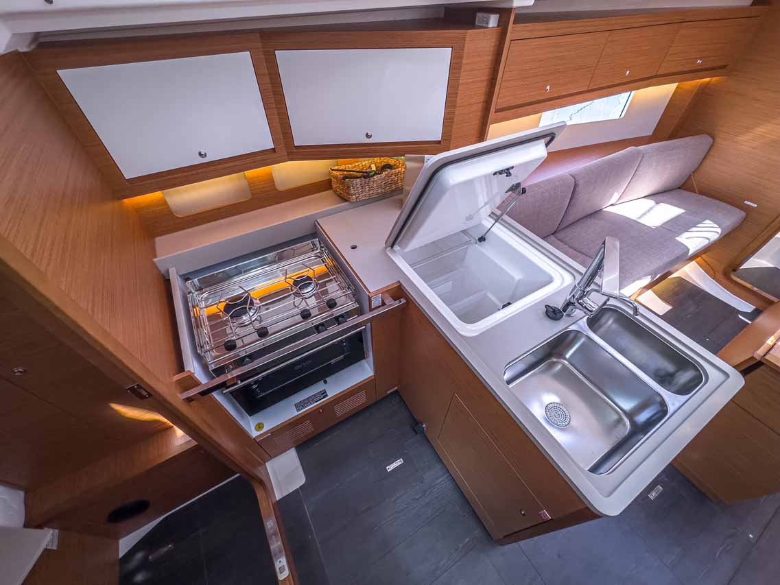 Dufour 37 - 3 cab. — photo 12