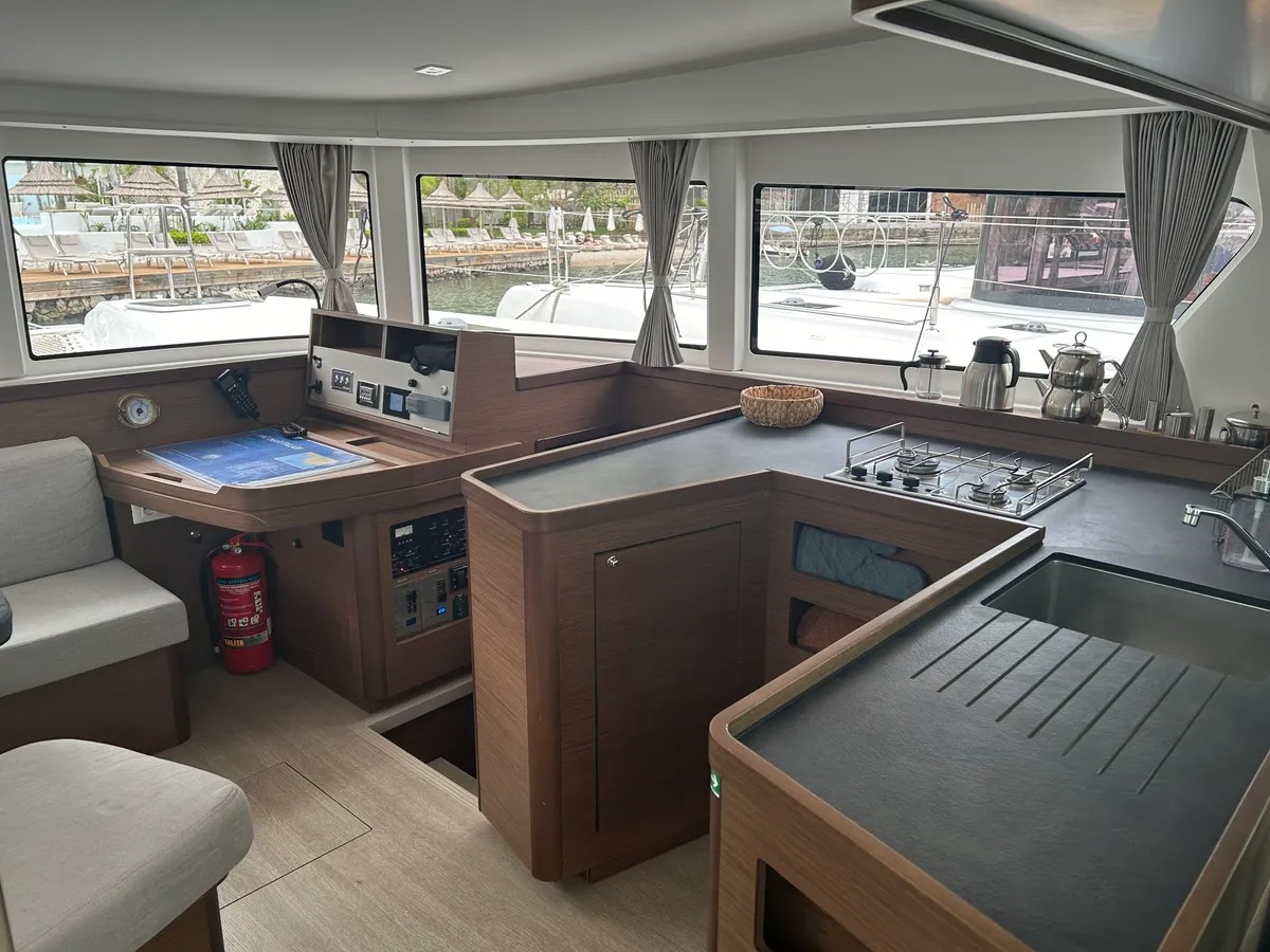 Lagoon 42 - 4 + 1 cab. — photo 11