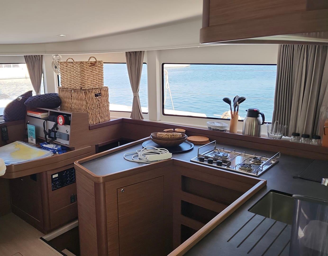 Lagoon 42 - 4 + 1 cab. — photo 9