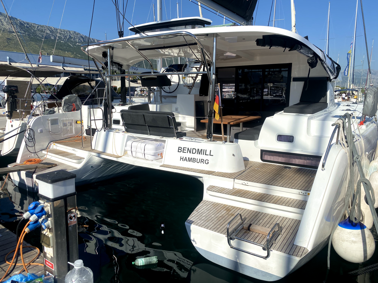 Lagoon 42 - 4 + 1 cab. — photo 1