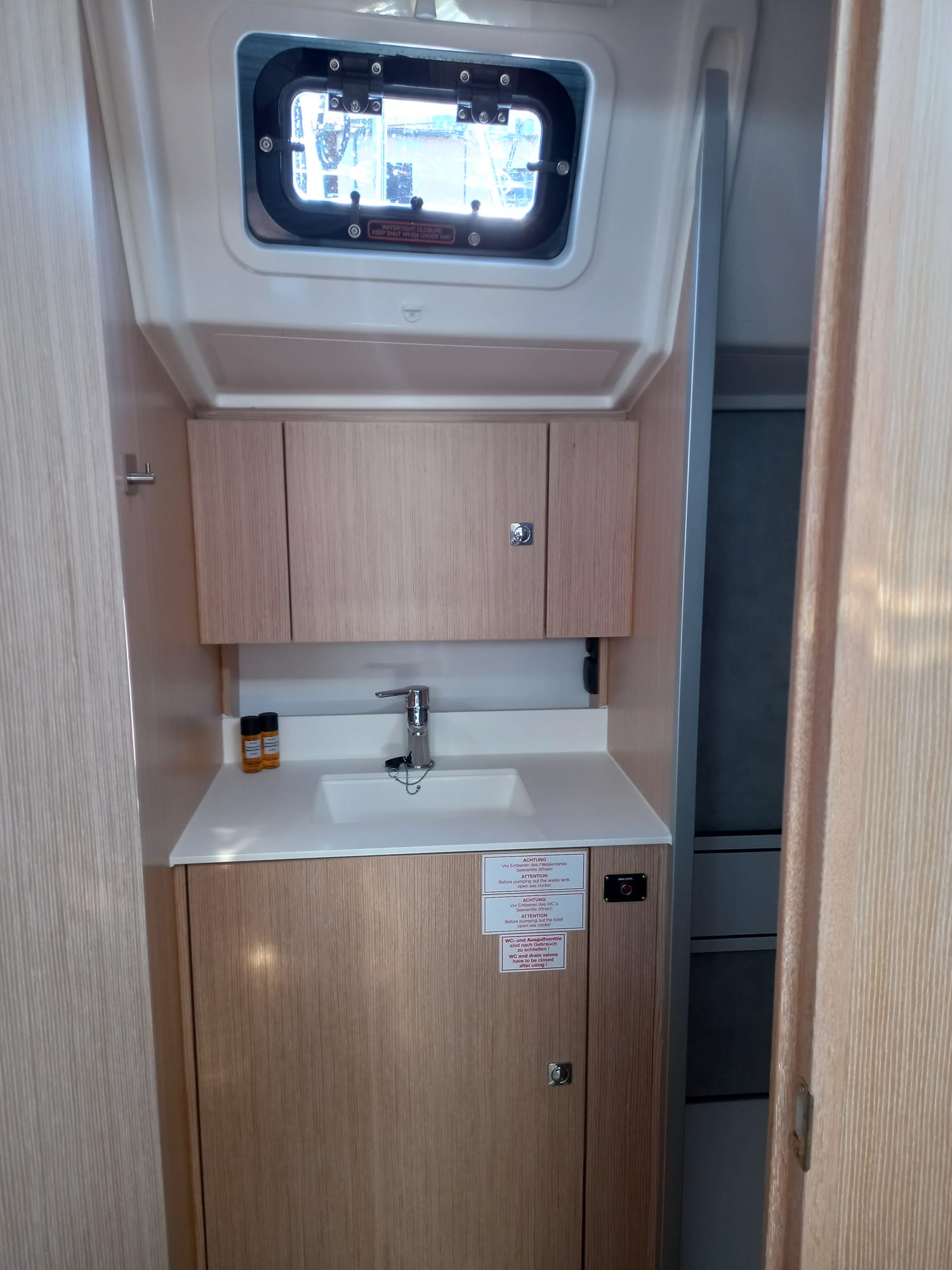 Bavaria C42 — photo 14