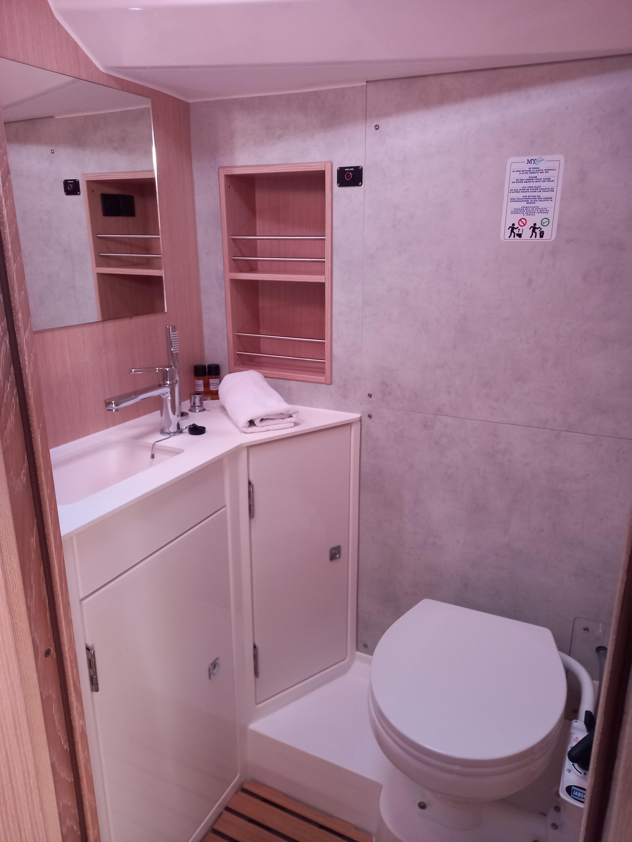 Bavaria C42 — photo 15