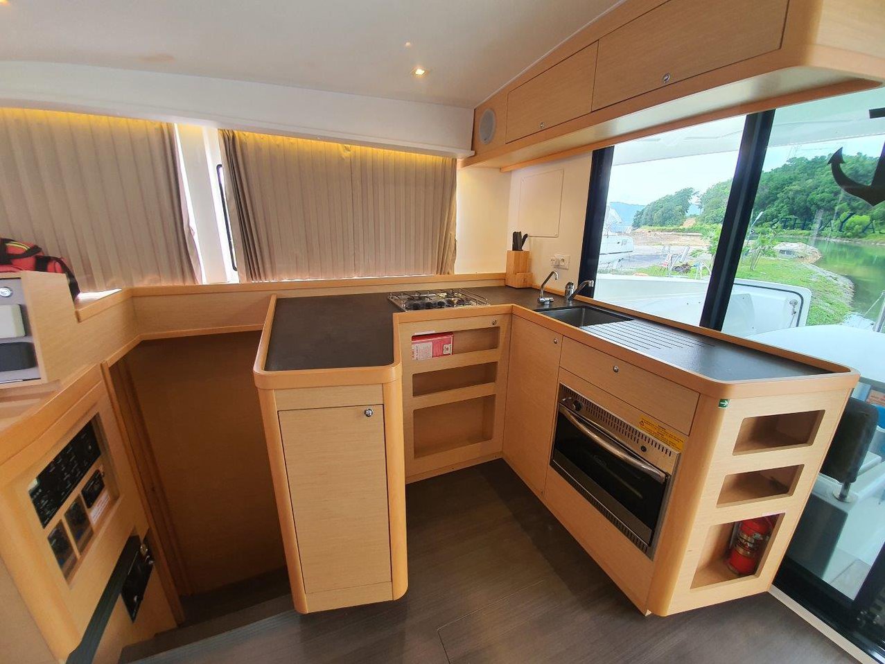 Lagoon 42 - 4 + 2 cab. — photo 8