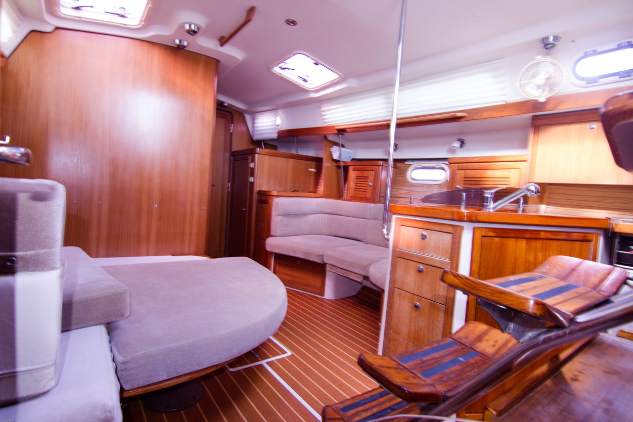 Catalina 375 — photo 7
