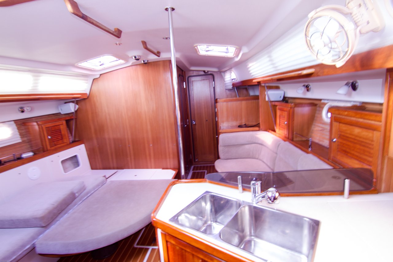 Catalina 375 — photo 8