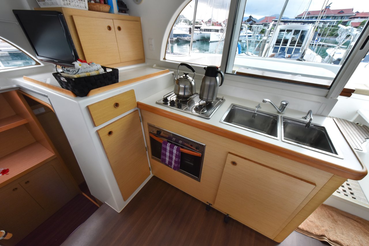 Lagoon 380 - 3 cab. — photo 12