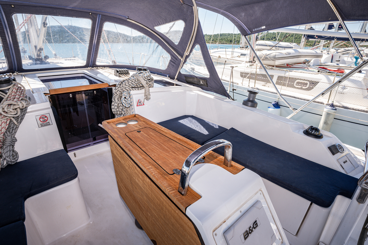 Bavaria C42 — photo 8
