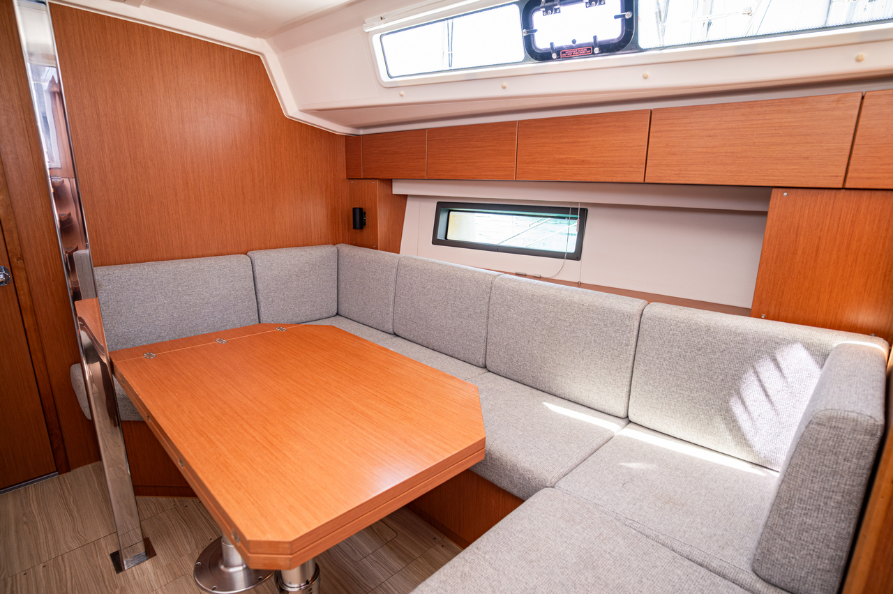 Bavaria C42 — photo 16