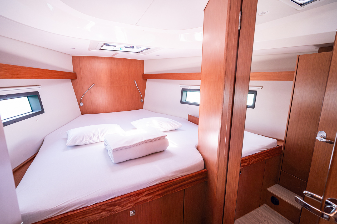 Bavaria C42 — photo 27