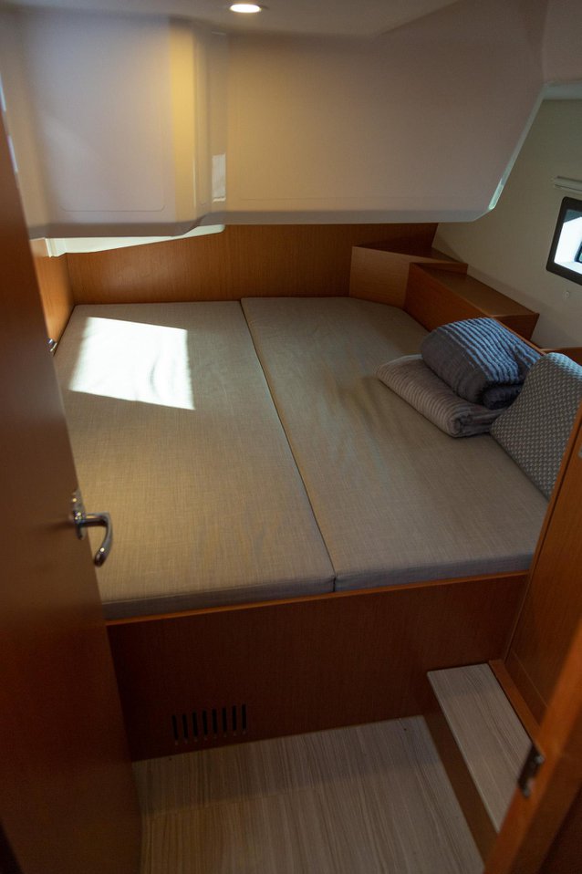 Bavaria C42 — photo 28