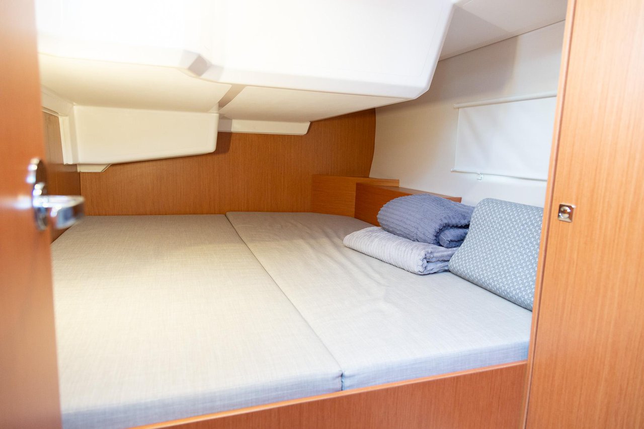 Bavaria C42 — photo 29