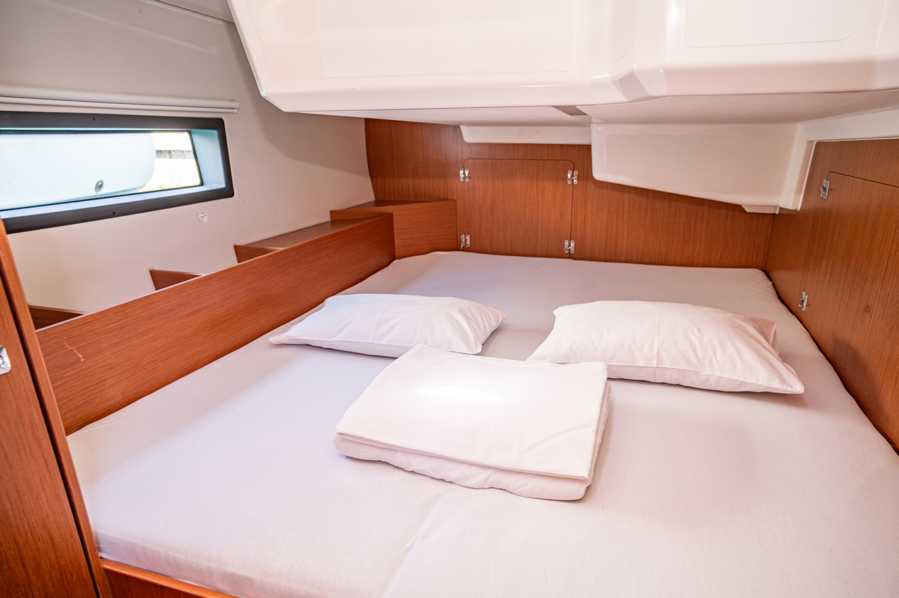 Bavaria C42 — photo 31