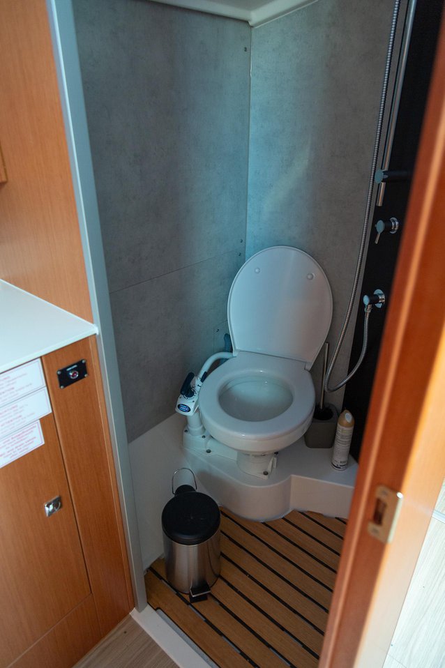 Bavaria C42 — photo 36