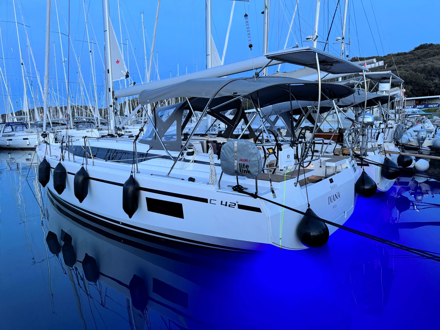 Bavaria C42 — photo 3