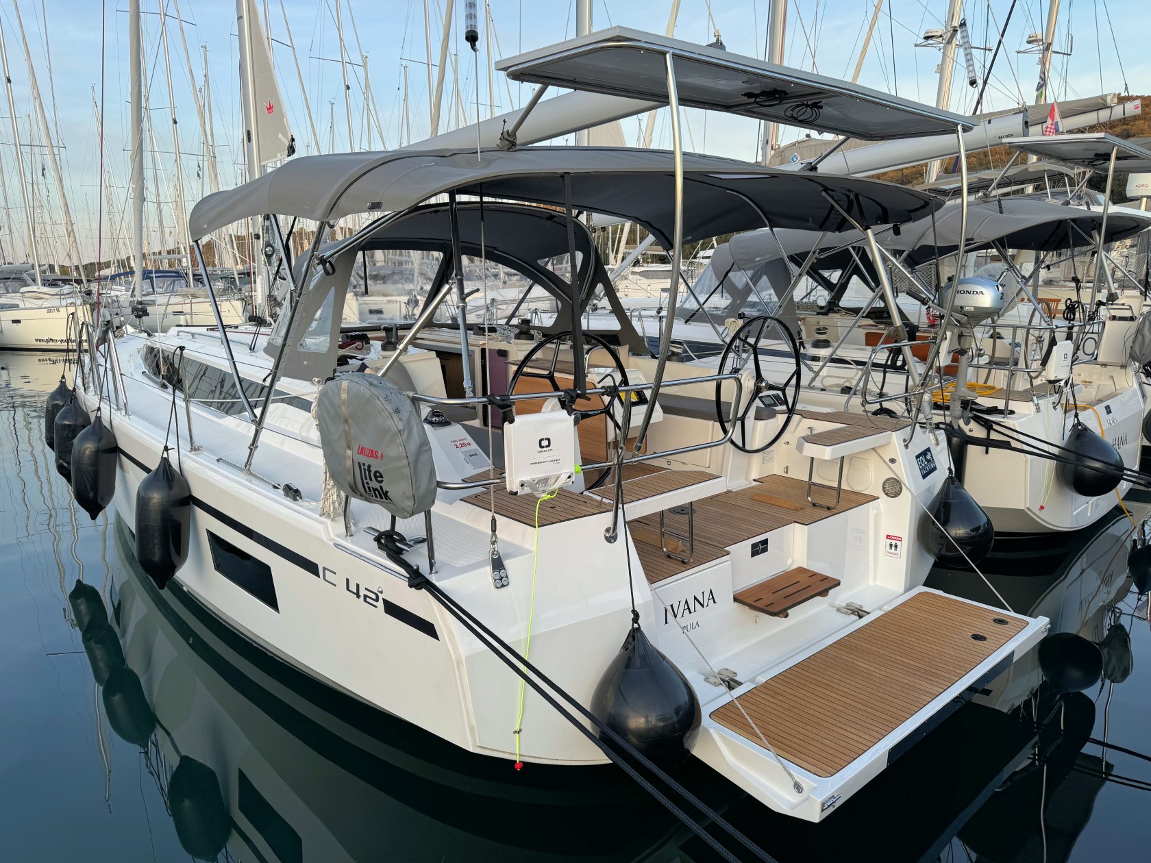 Bavaria C42 — photo 6