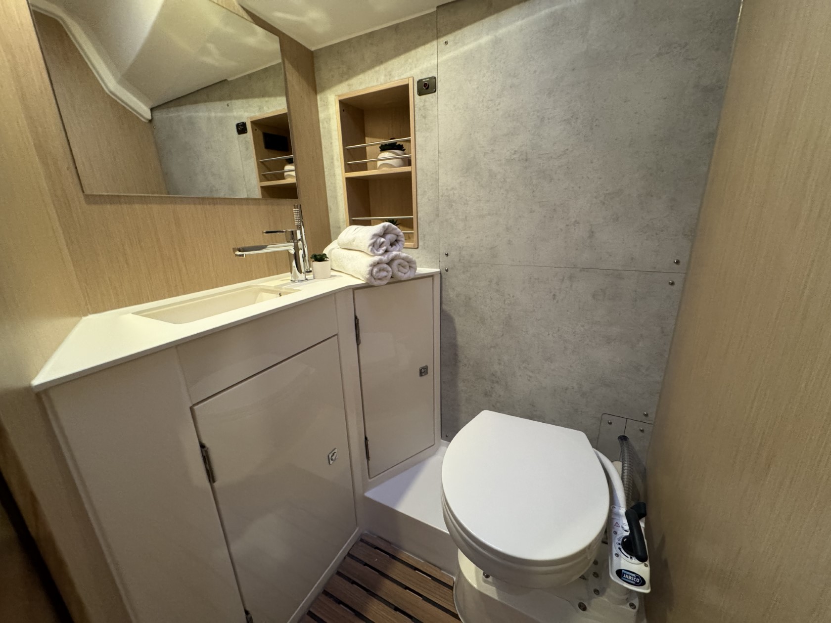 Bavaria C42 — photo 38
