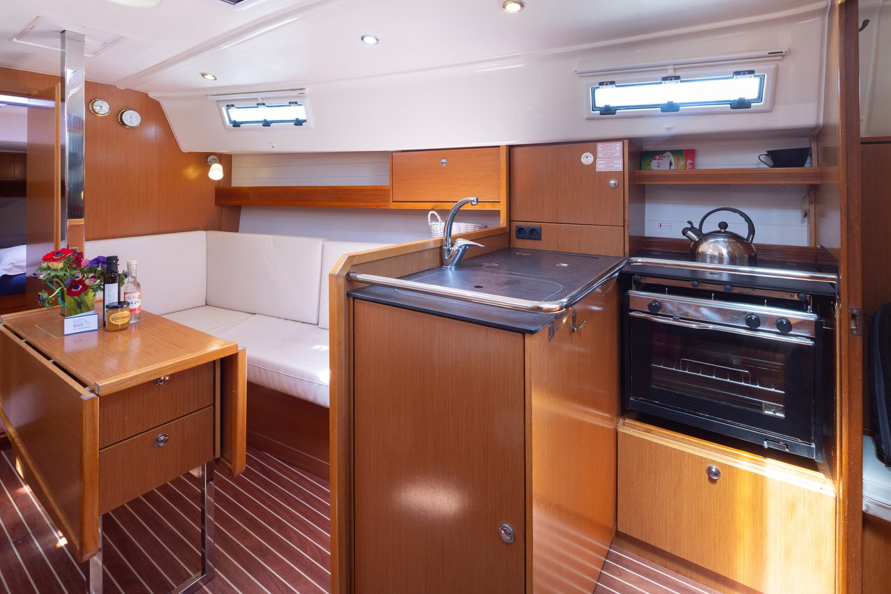 Bavaria Cruiser 32 — photo 10