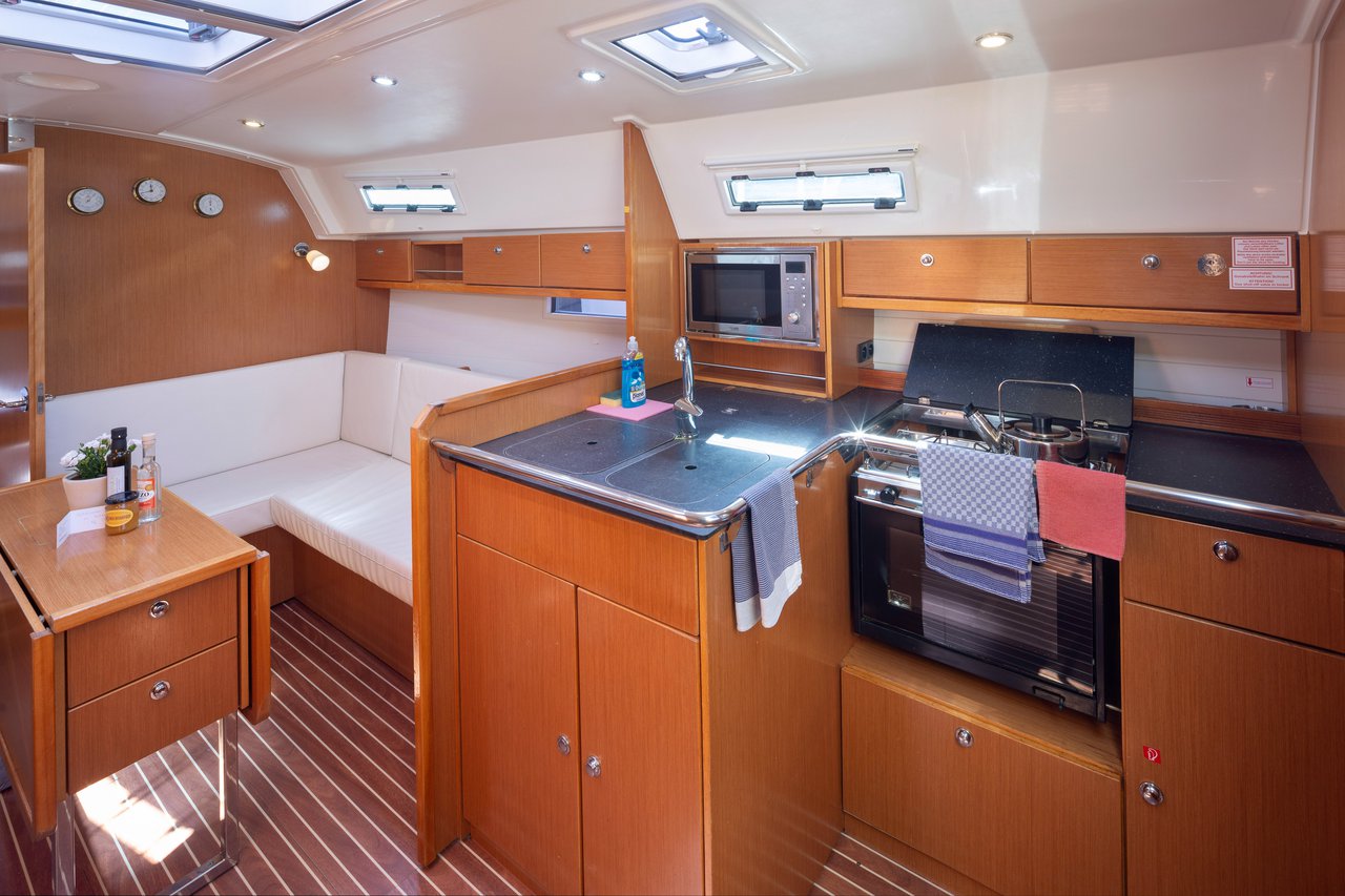 Bavaria Cruiser 36 — photo 8