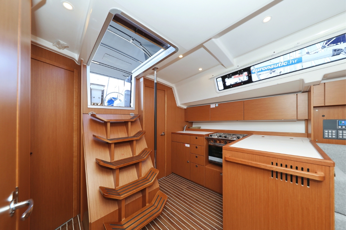 Bavaria C38 — photo 9