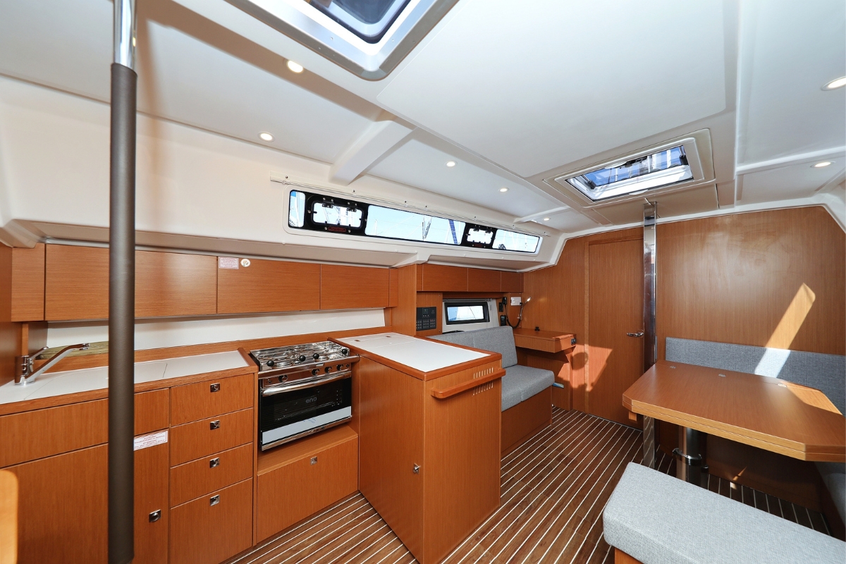 Bavaria C38 — photo 10