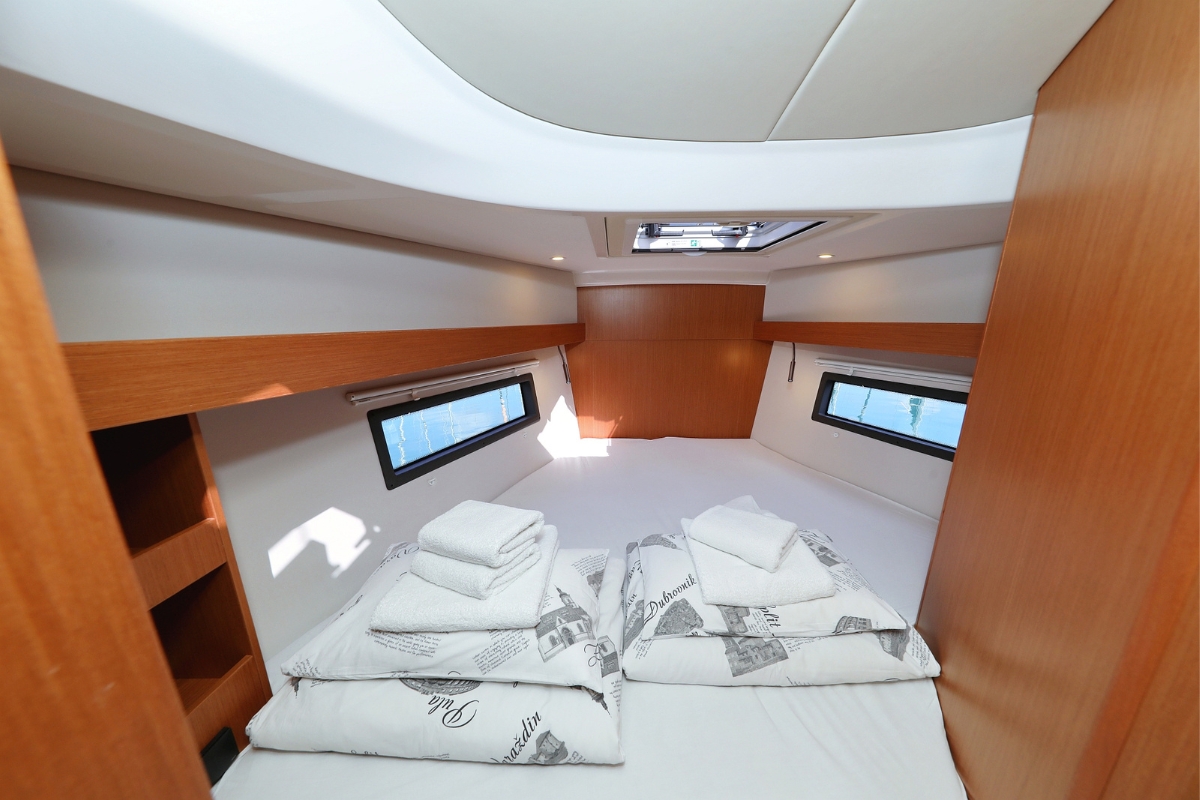 Bavaria C38 — photo 12