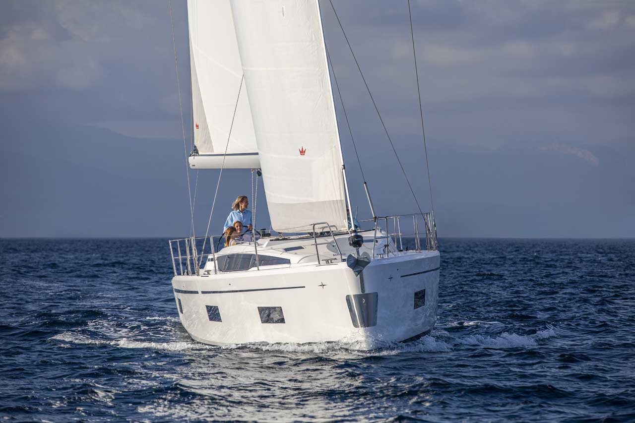 Bavaria C42 — photo 3