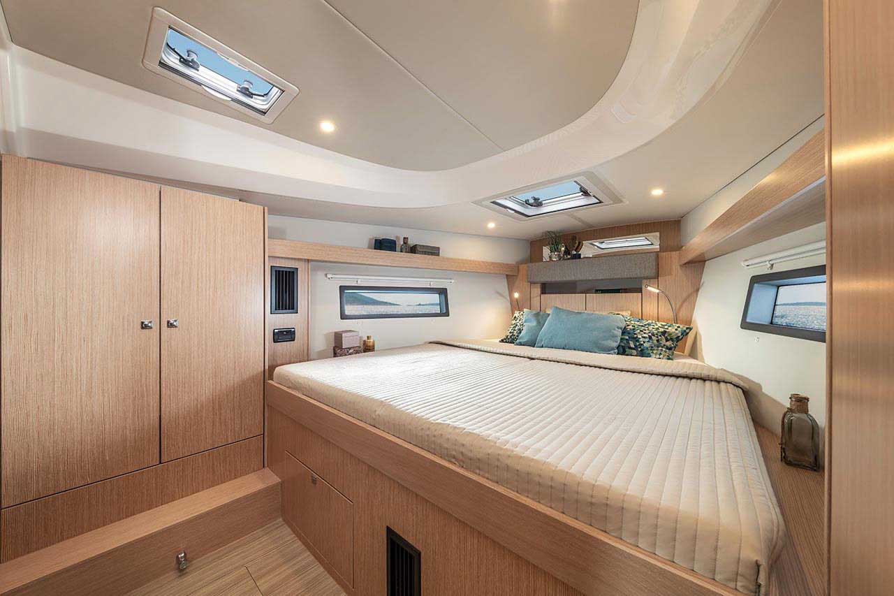 Bavaria C42 — photo 12