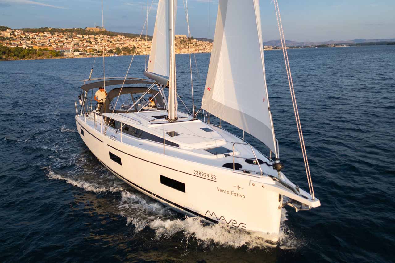 Bavaria C42 — photo 1