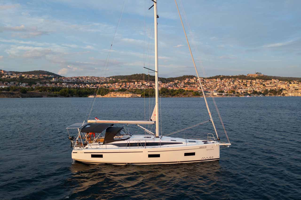 Bavaria C42 — photo 3