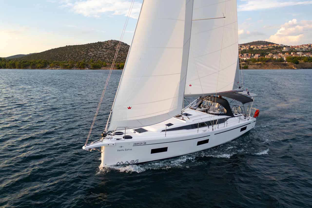 Bavaria C42 — photo 7