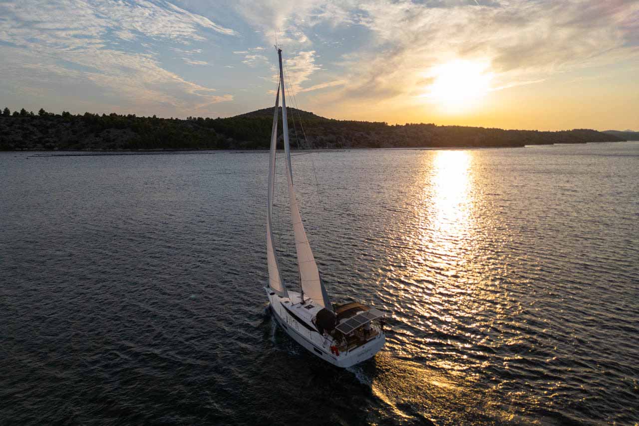 Bavaria C42 — photo 9
