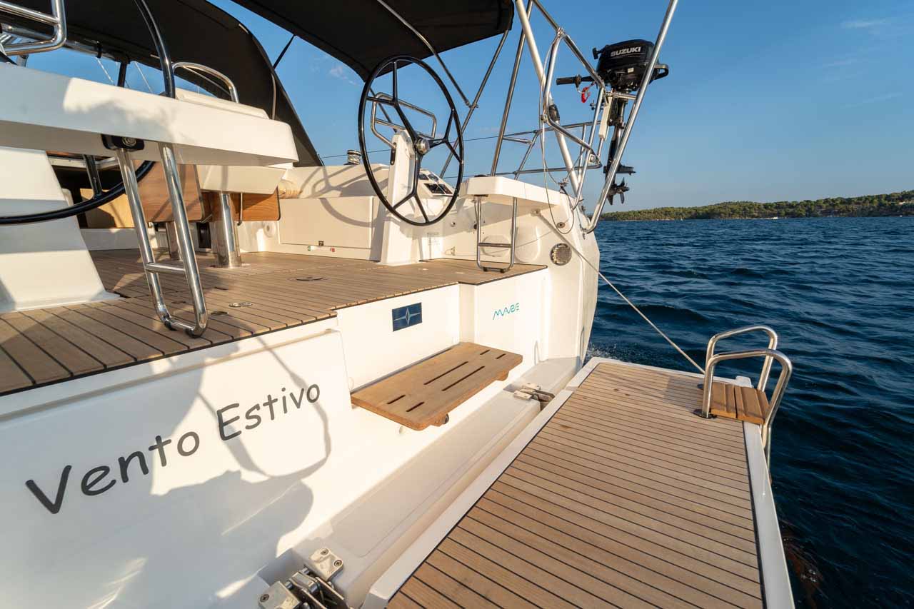 Bavaria C42 — photo 16