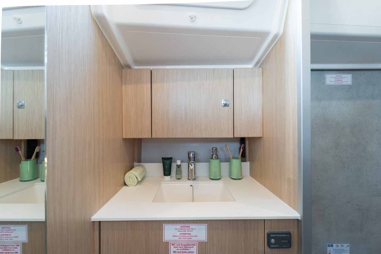 Bavaria C42 — photo 25