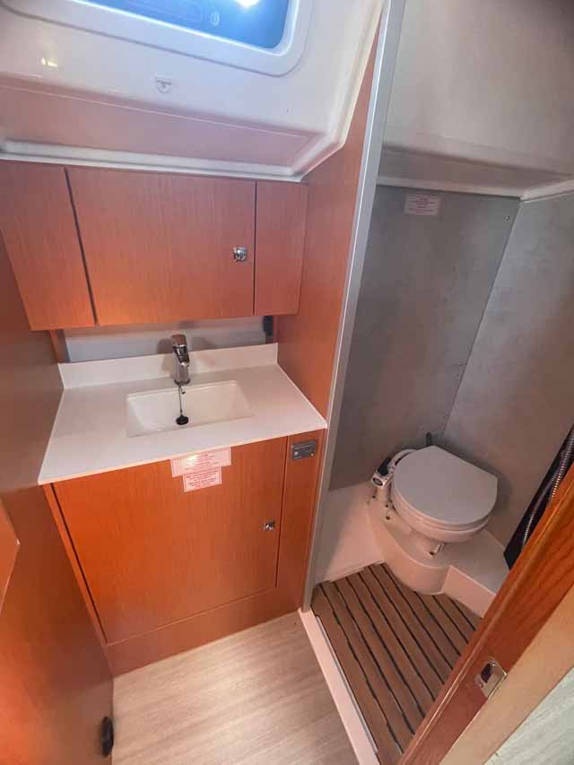 Bavaria C42 — photo 10